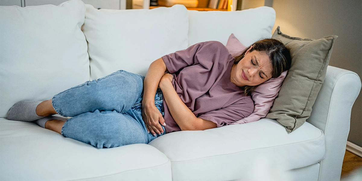 Mulher com dor pélvica devido à endometriose