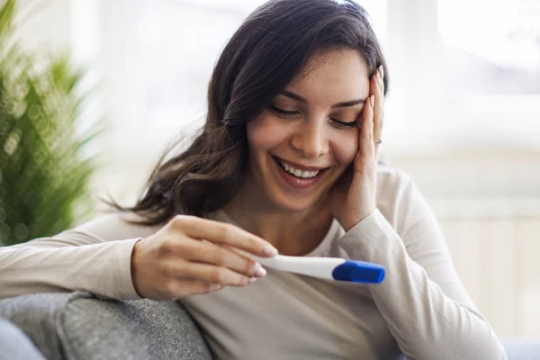 Mulher planejando gravidez com teste de ovulação, conceito de fertilidade natural